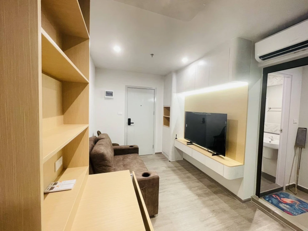For rent: Regent Home Wutthakat. Ready-to-move-in unit with separate, well-divided zones. Book now, don't miss out!