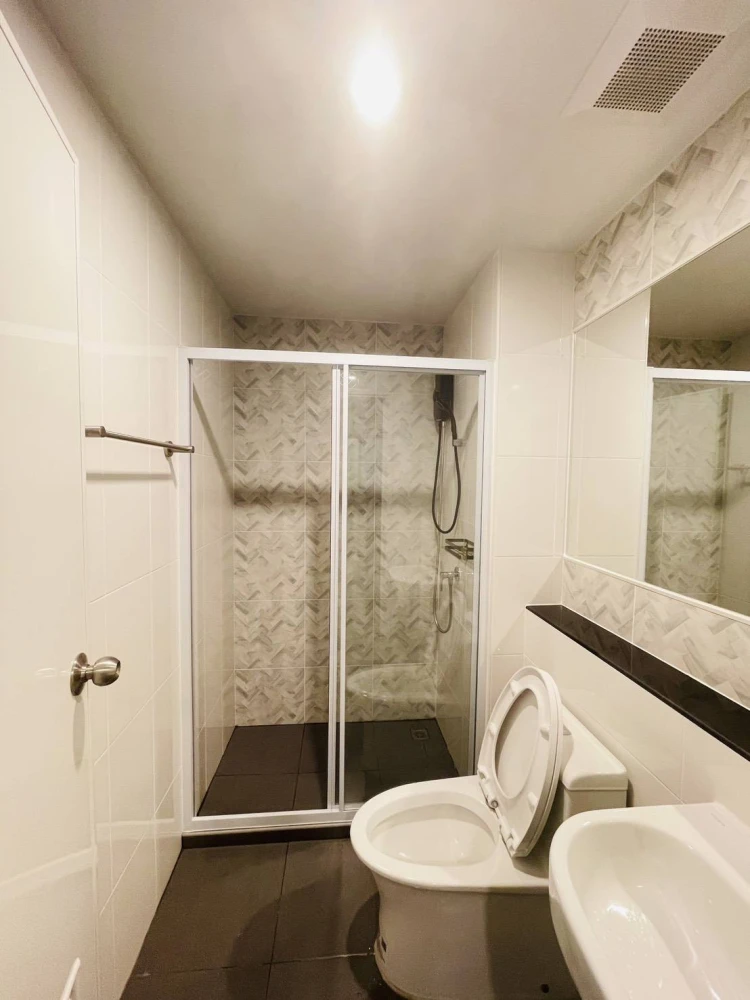 For rent: Regent Home Wutthakat. Ready-to-move-in unit with separate, well-divided zones. Book now, don't miss out!