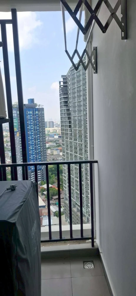 For rent: Regent Home Wutthakat. Ready-to-move-in unit with separate, well-divided zones. Book now, don't miss out!