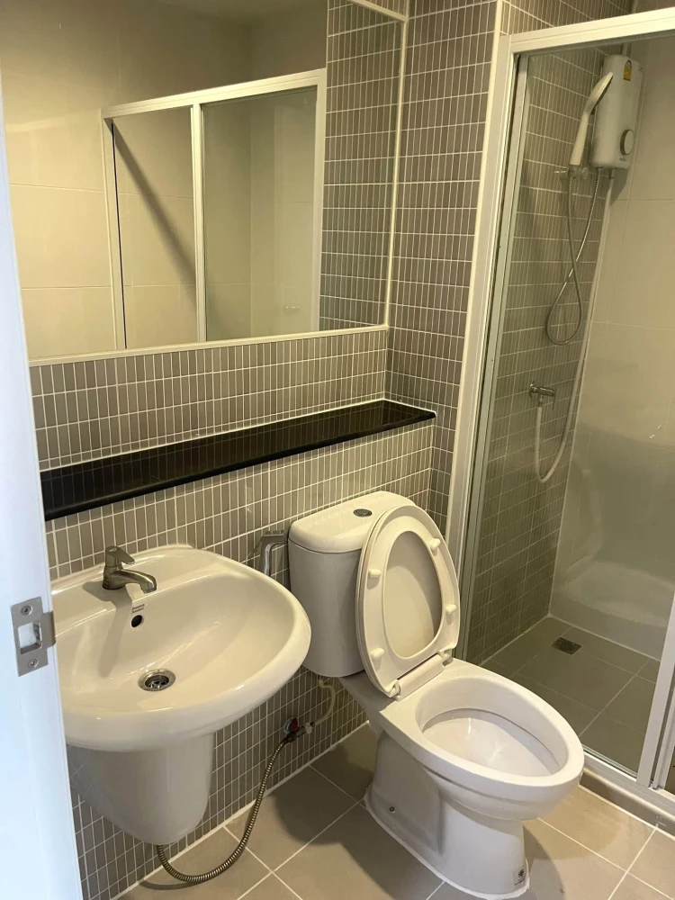 Studio unit for rent at Regent Home Bangson 28, located on the 22nd floor with a high-rise view. Fully equipped with amenities—book now!