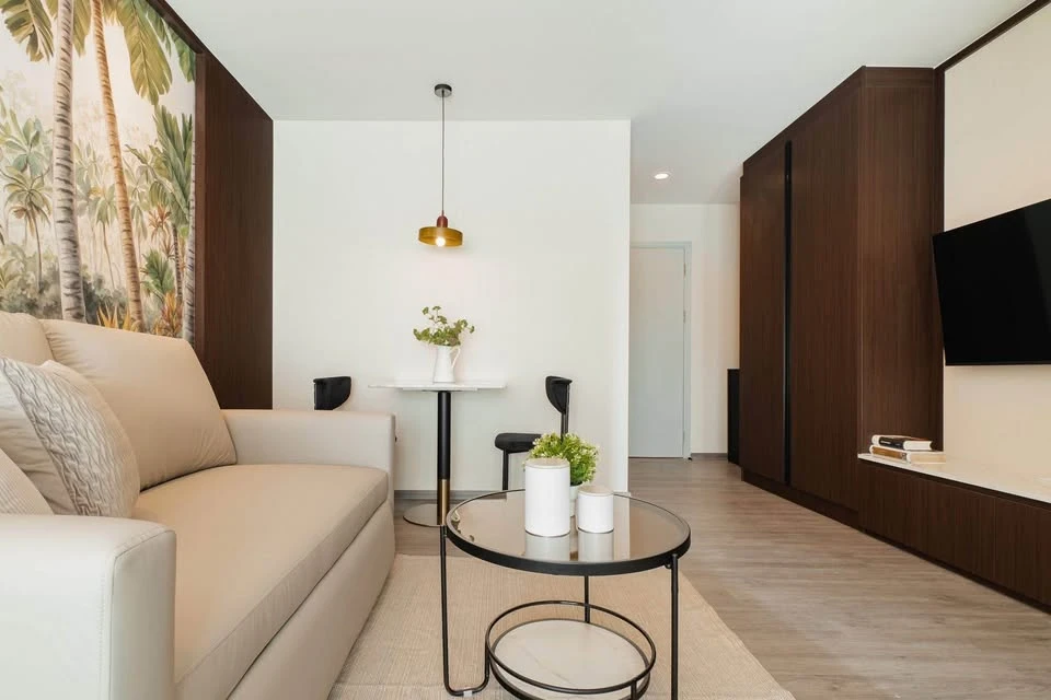 For rent: Regent Home Bangna, 10th floor, pool view, Building D. Stylish wallpaper decoration. Very livable.