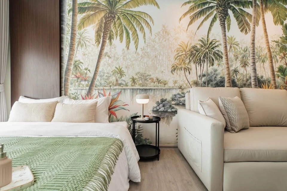 For rent: Regent Home Bangna, 10th floor, pool view, Building D. Stylish wallpaper decoration. Very livable.