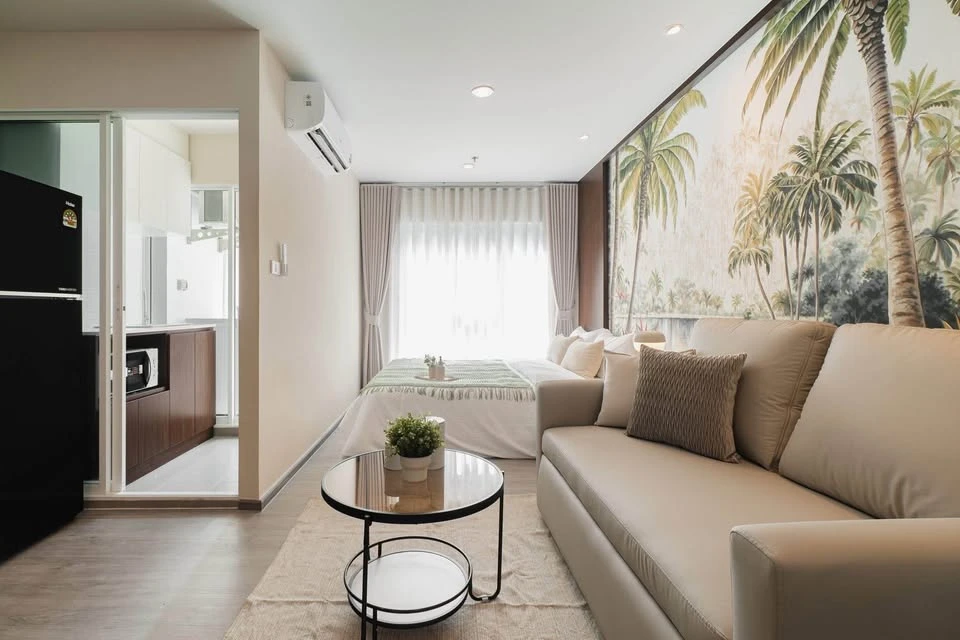 For rent: Regent Home Bangna, 10th floor, pool view, Building D. Stylish wallpaper decoration. Very livable.