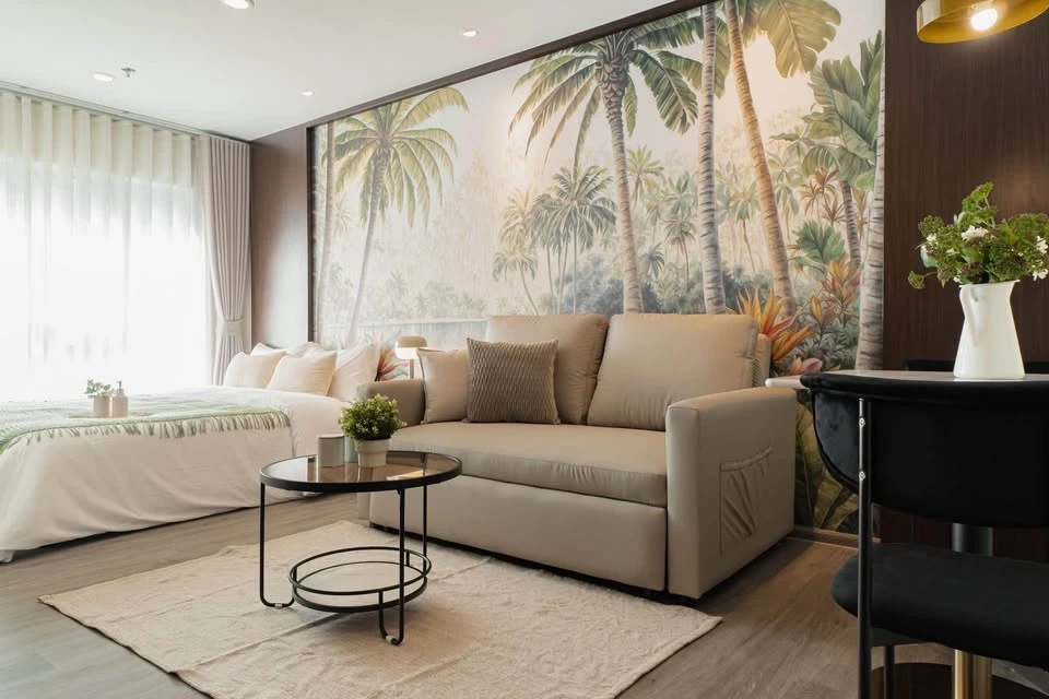 For rent: Regent Home Bangna, 10th floor, pool view, Building D. Stylish wallpaper decoration. Very livable.