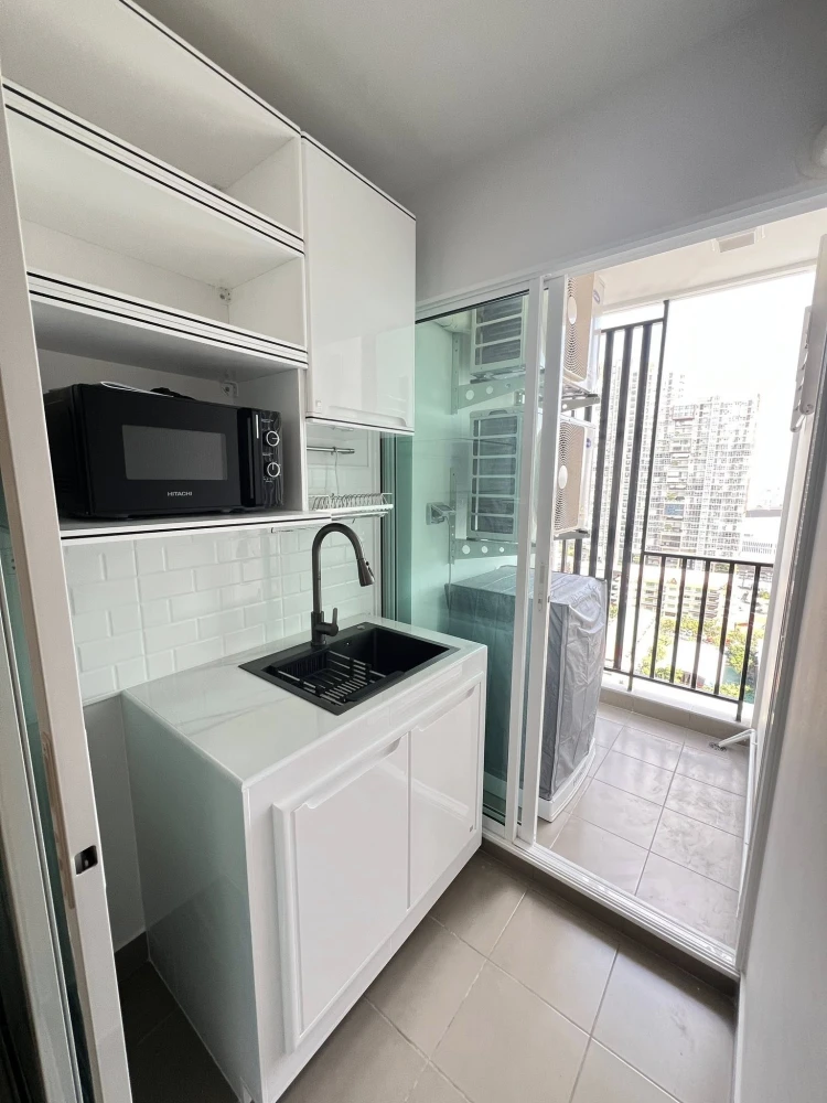 For rent: Regent Home Bangna, 25th floor, privately partitioned unit with city view of Pak Nam, unobstructed view. Book now before it's too late!