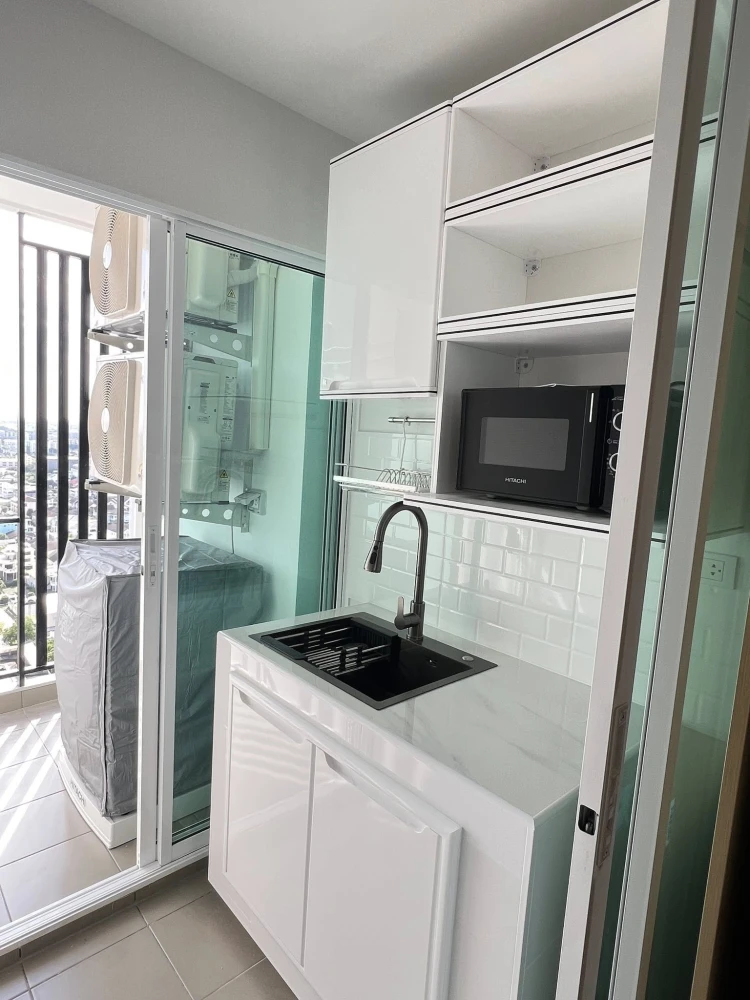 For rent: Regent Home Bangna. A lovely unit with high-quality built-in furniture at an amazing price. You definitely don't want to miss this!
