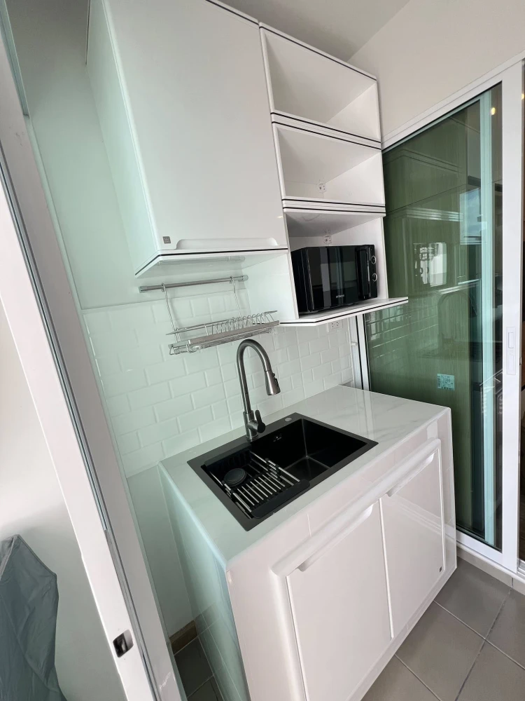 For rent: Regent Home Bangna. A lovely unit with high-quality built-in furniture at an amazing price. You definitely don't want to miss this!