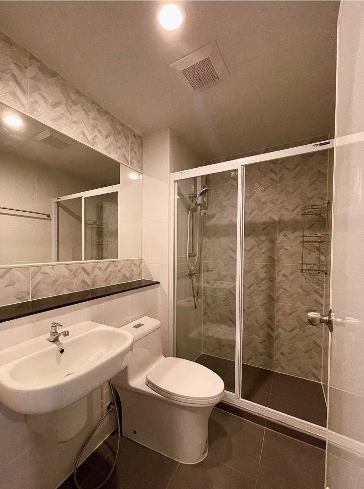 For rent: Regent Home Bangna. Ready to move in, well-partitioned and zoned. Great value! Book now!