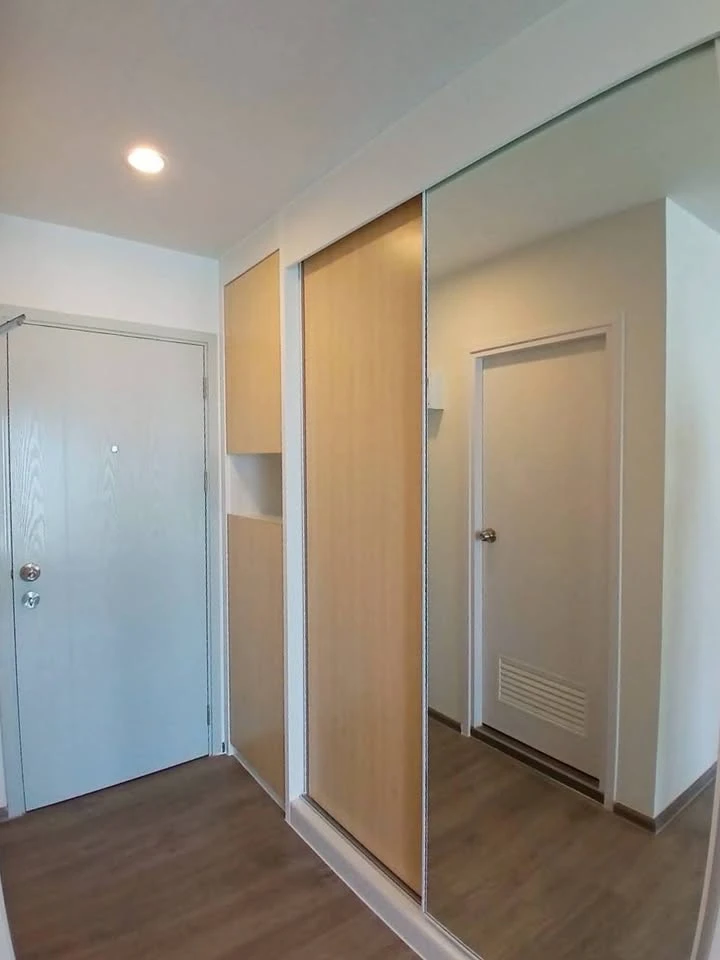 For rent: Regent Home Bangna, very high floor unit with BITEC view and unobstructed view. Minimalist style interior with top-quality furniture. Book n
