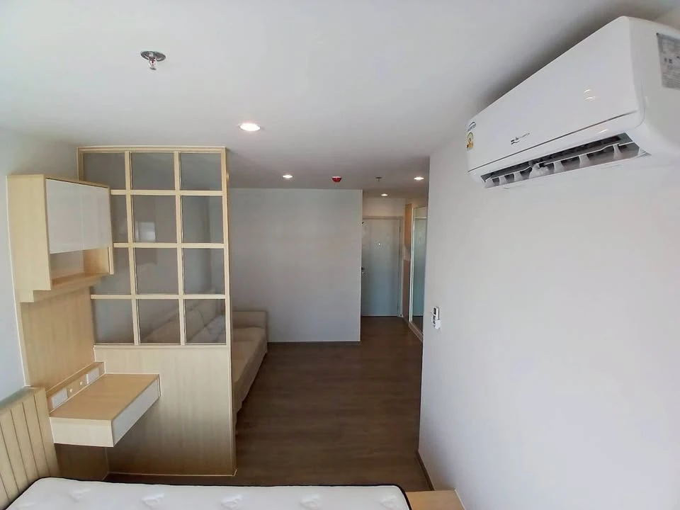 For rent: Regent Home Bangna, very high floor unit with BITEC view and unobstructed view. Minimalist style interior with top-quality furniture. Book n