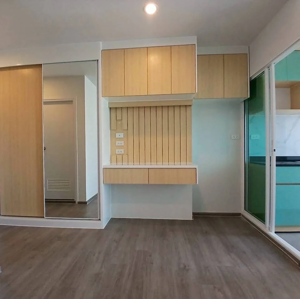 For rent: Regent Home Bangna, very high floor unit with BITEC view and unobstructed view. Minimalist style interior with top-quality furniture. Book n