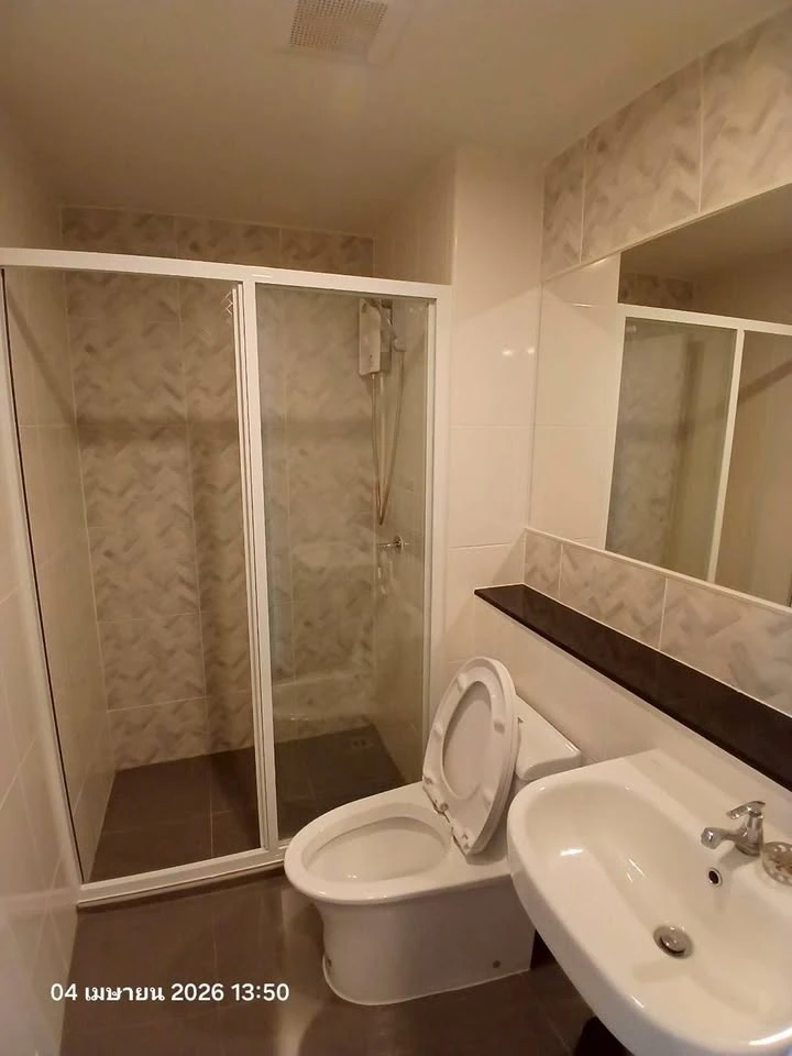 For rent: Regent Home Bangna, very high floor unit with BITEC view and unobstructed view. Minimalist style interior with top-quality furniture. Book n