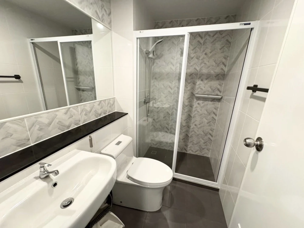 For rent: Regent Home Bangna, furnished room, ready to move in, built-in furniture, 27th floor, high view, good price, come and reserve now.