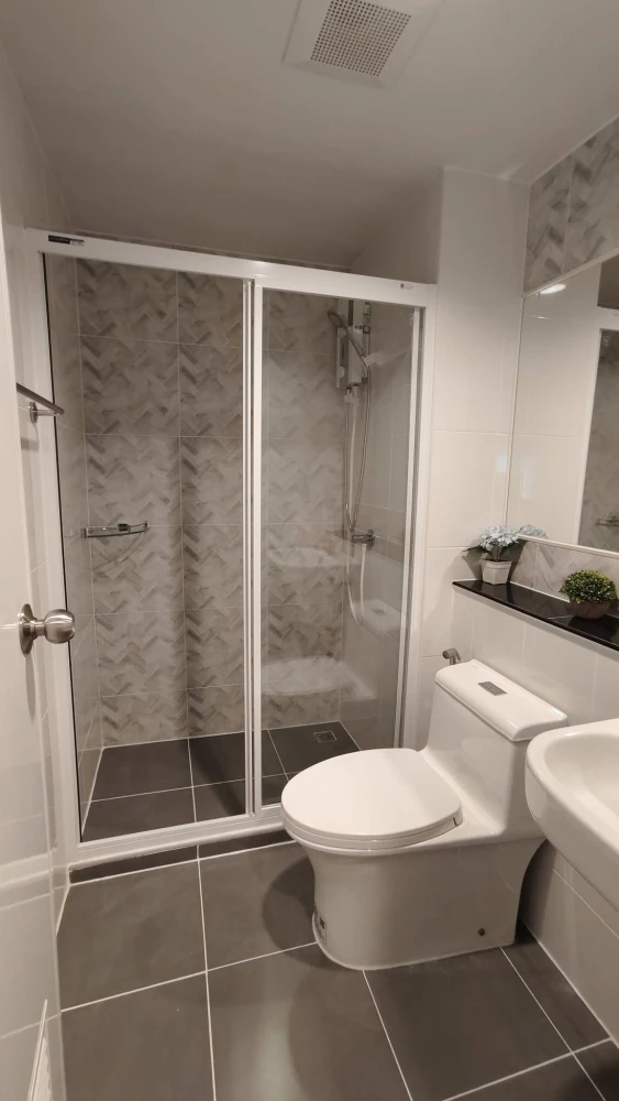 For rent: Regent Home Bangna. Beautifully decorated room! Great price! Pool view, not hot, very livable. You have to check it out!