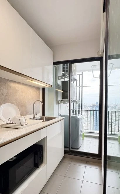 For rent: Regent Home Wutthakat. Beautiful, minimalist-style room, ready to move in. You definitely shouldn't miss this opportunity!