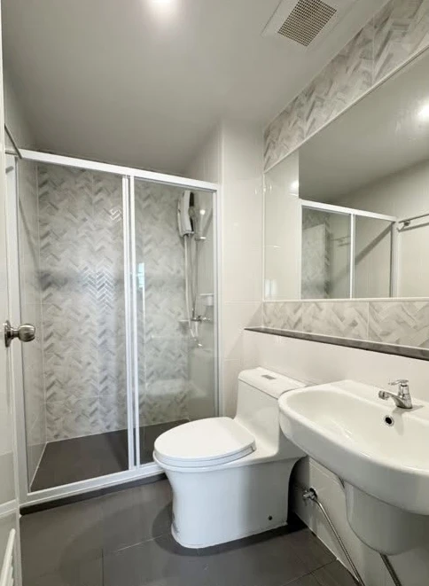 For rent: Regent Home Wutthakat. Beautiful, minimalist-style room, ready to move in. You definitely shouldn't miss this opportunity!