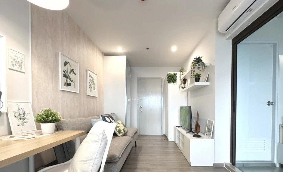 For rent: Regent Home Wutthakat. Beautiful, minimalist-style room, ready to move in. You definitely shouldn't miss this opportunity!