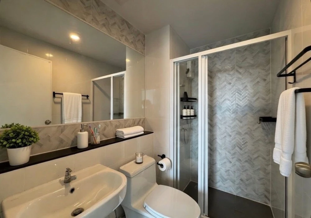 For rent: Regent Home Wutthakat, minimalist style room, fully furnished, ready to move in. Corner unit with unblocked city view. Book now!