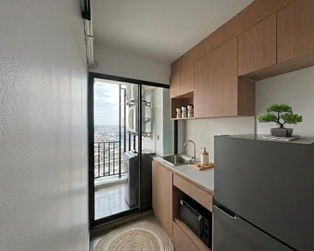 For rent: Regent Home Wutthakat, minimalist style room, fully furnished, ready to move in. Corner unit with unblocked city view. Book now!