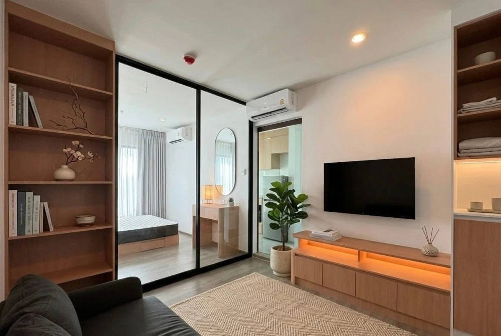 For rent: Regent Home Wutthakat, minimalist style room, fully furnished, ready to move in. Corner unit with unblocked city view. Book now!