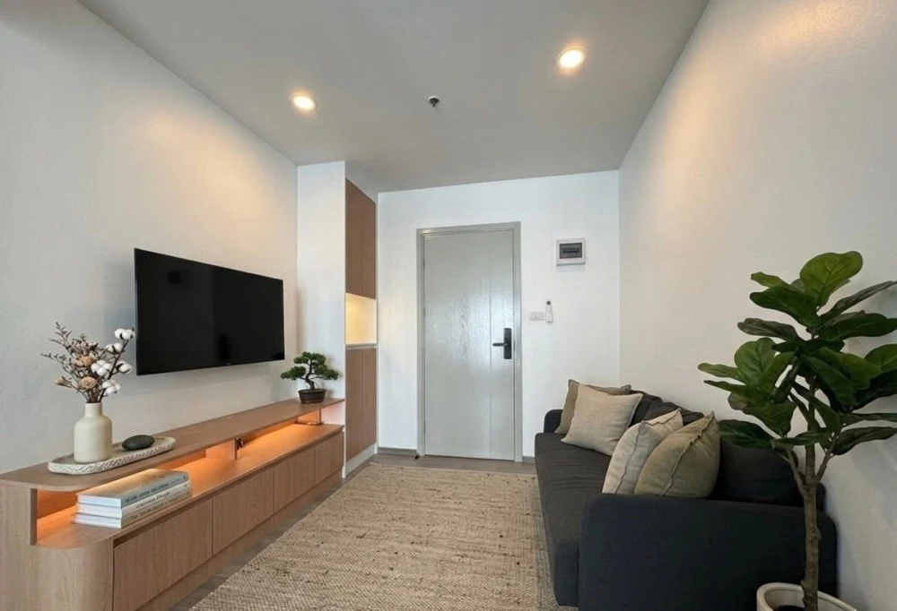 For rent: Regent Home Wutthakat, minimalist style room, fully furnished, ready to move in. Corner unit with unblocked city view. Book now!
