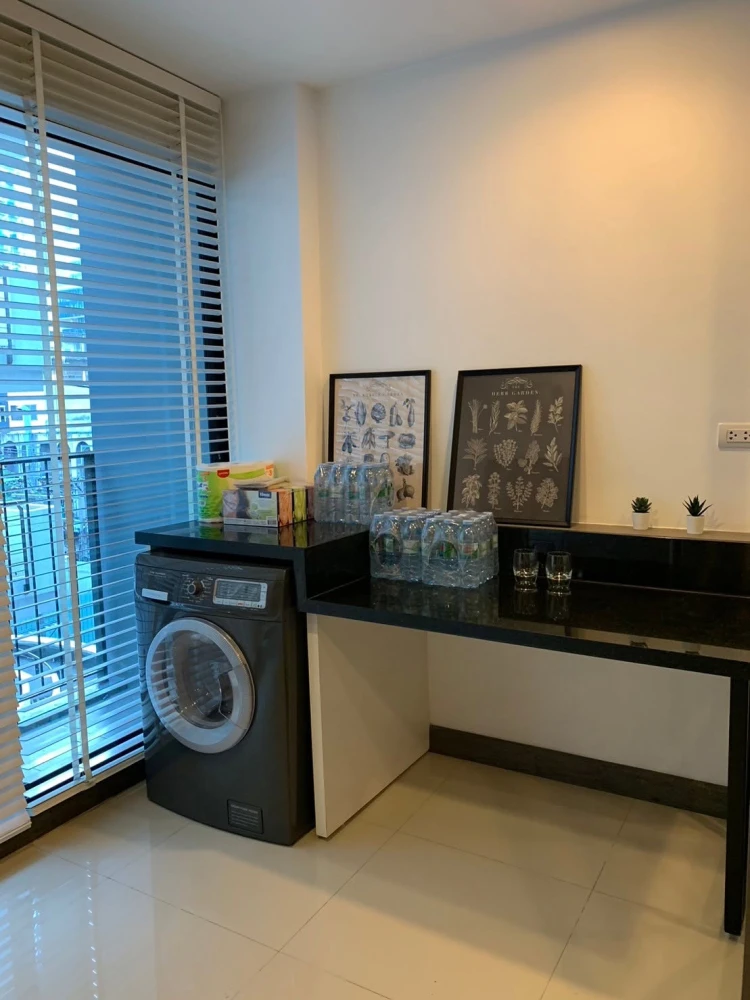 For rent: Rende Sukhumvit 23, 5th floor, fully furnished unit. Very comfortable and ready to move in. Book now! Don't miss out!