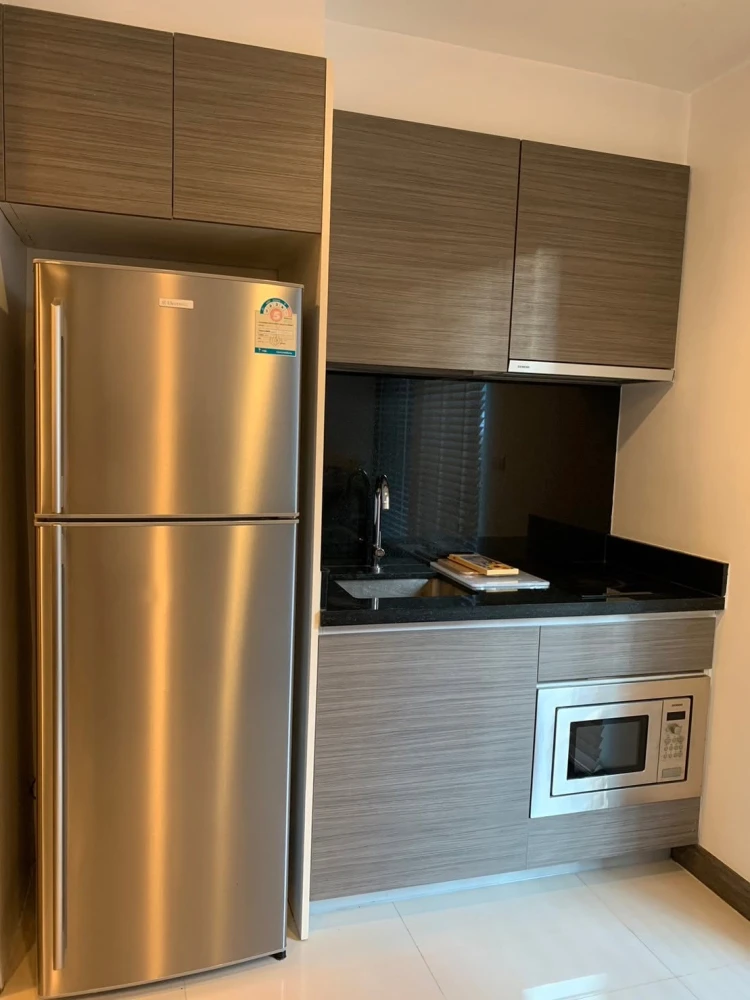 For rent: Rende Sukhumvit 23, 5th floor, fully furnished unit. Very comfortable and ready to move in. Book now! Don't miss out!