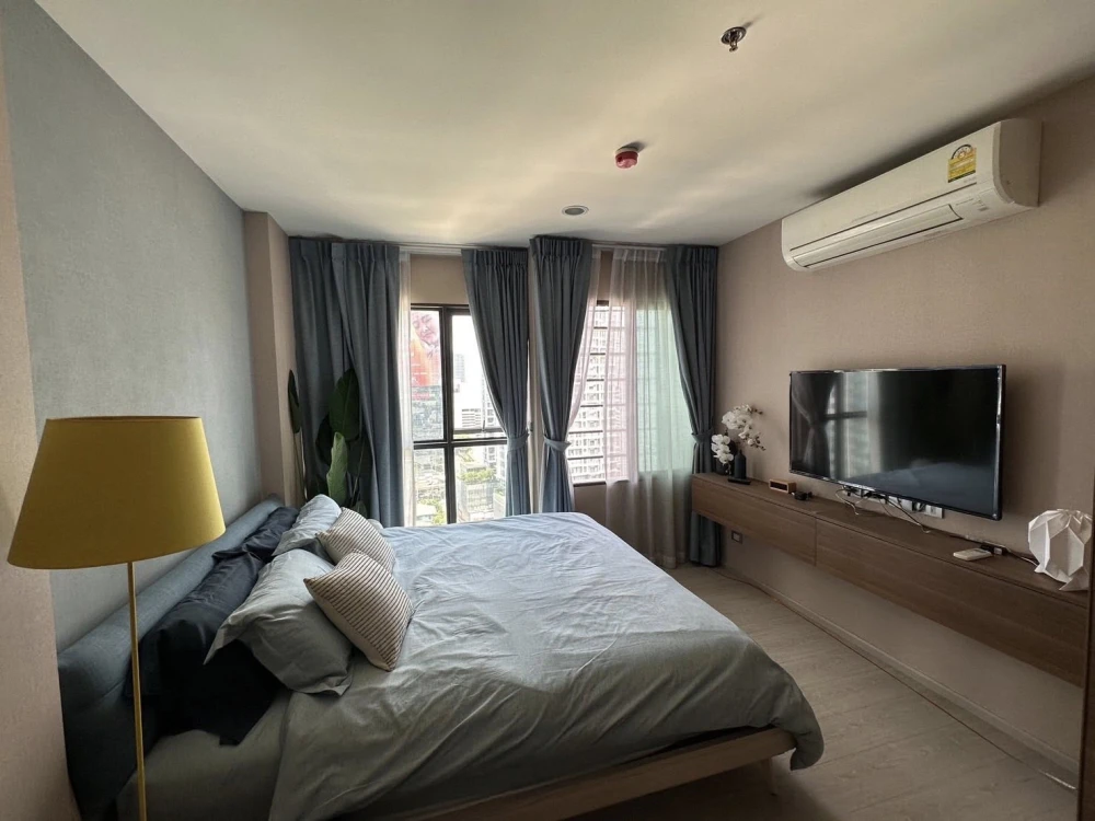 For rent: Rhythm Asoke 2, a nice room, decorated in a theme, good location, fully furnished. Don't miss out on this great deal.