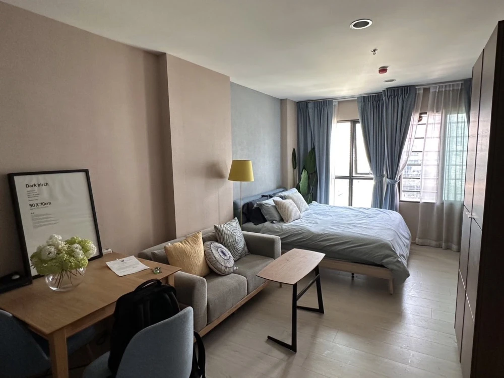 For rent: Rhythm Asoke 2, a nice room, decorated in a theme, good location, fully furnished. Don't miss out on this great deal.