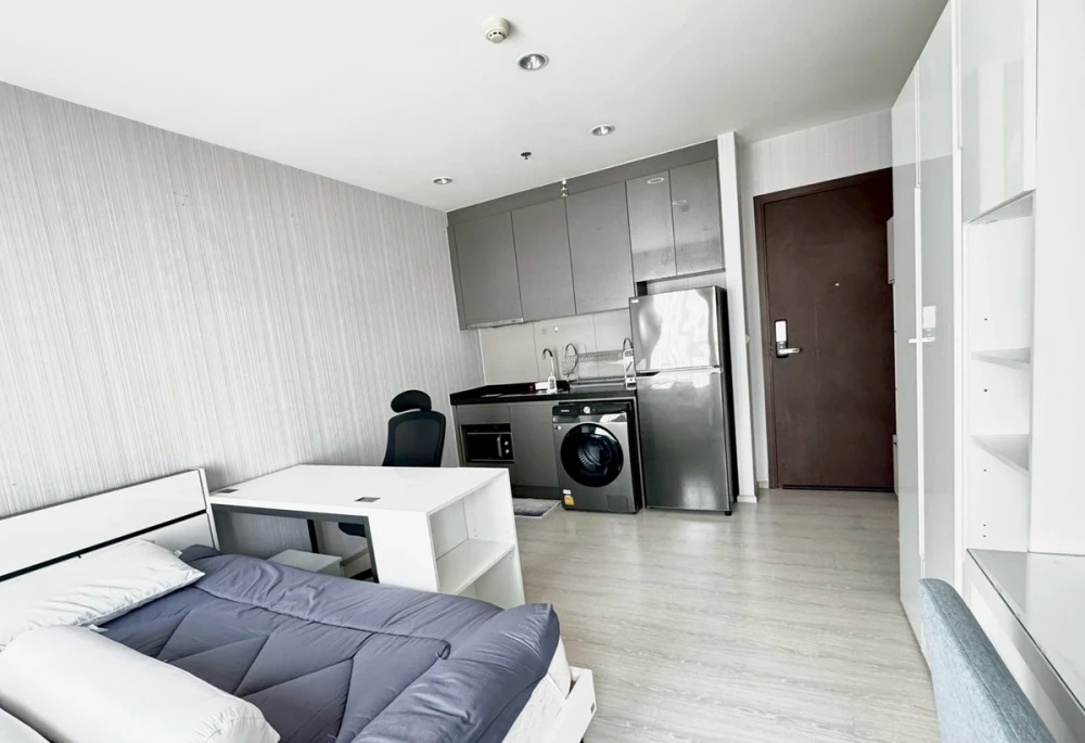 For rent: Rhythm Asoke, 15th floor, pool view, fully furnished, very livable. Book now, don't miss out!