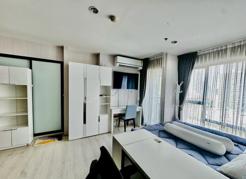 For rent: Rhythm Asoke, 15th floor, pool view, fully furnished, very livable. Book now, don't miss out!