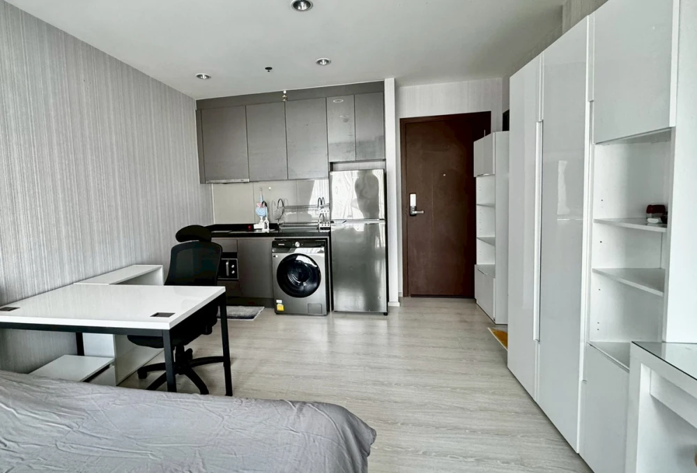 For rent: Rhythm Asoke, 15th floor, pool view, fully furnished, very livable. Book now, don't miss out!