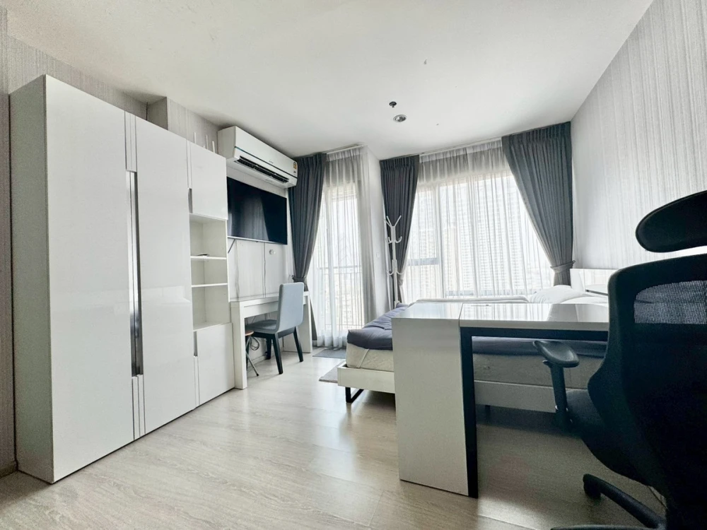 For rent: Rhythm Asoke, 15th floor, pool view, fully furnished, very livable. Book now, don't miss out!