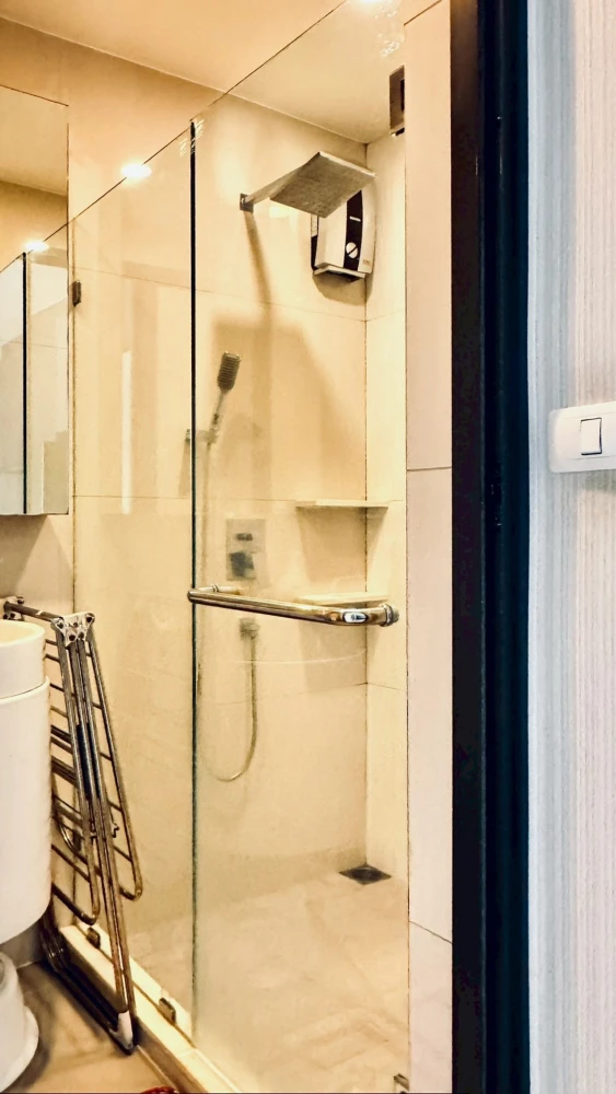 For rent: Rhythm Asoke, 15th floor, pool view, fully furnished, very livable. Book now, don't miss out!