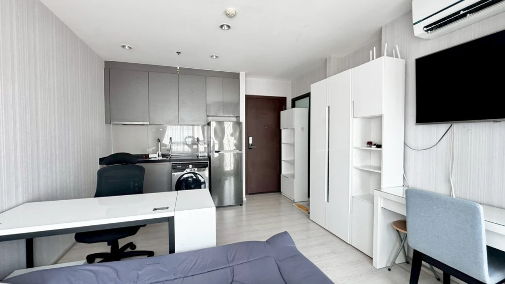 For rent: Rhythm Asoke, 15th floor, pool view, fully furnished, very livable. Book now, don't miss out!
