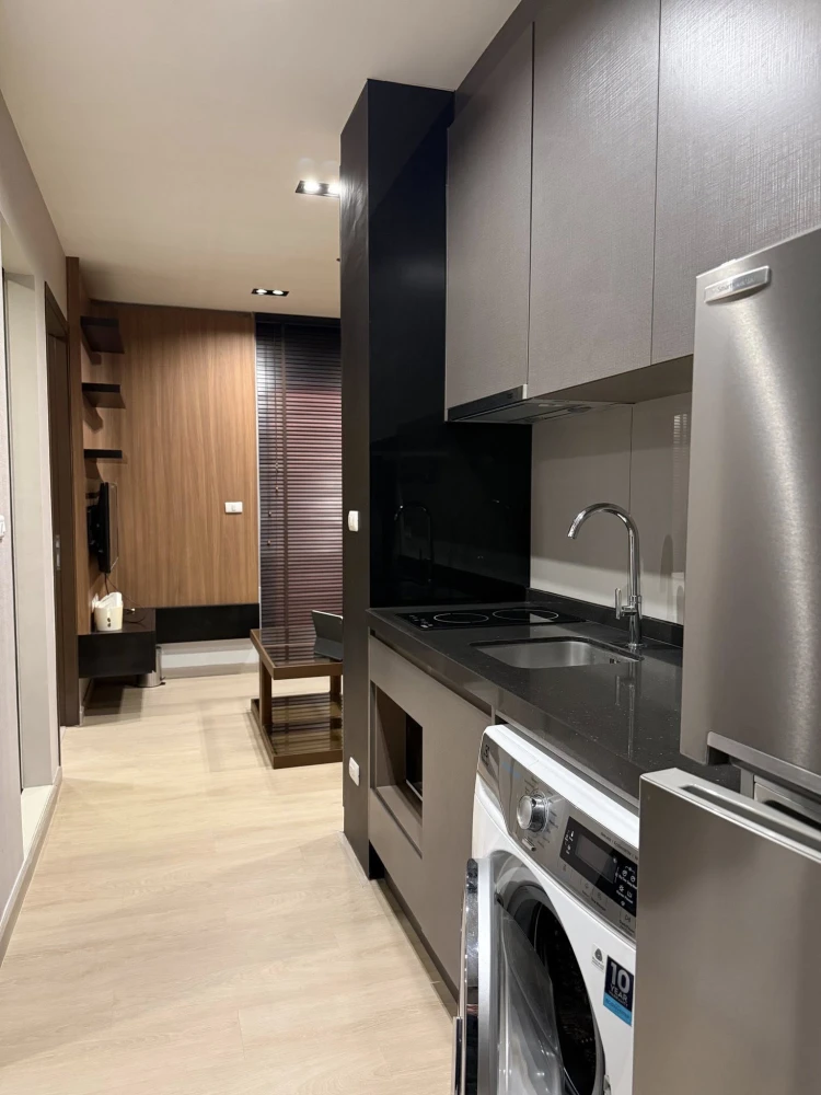 For rent: Rhythm Asoke, corner unit, spacious, unobstructed view, private, with walk-in closet and built-in furniture throughout. Book now!