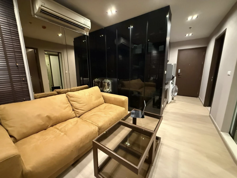 For rent: Rhythm Asoke, corner unit, spacious, unobstructed view, private, with walk-in closet and built-in furniture throughout. Book now!
