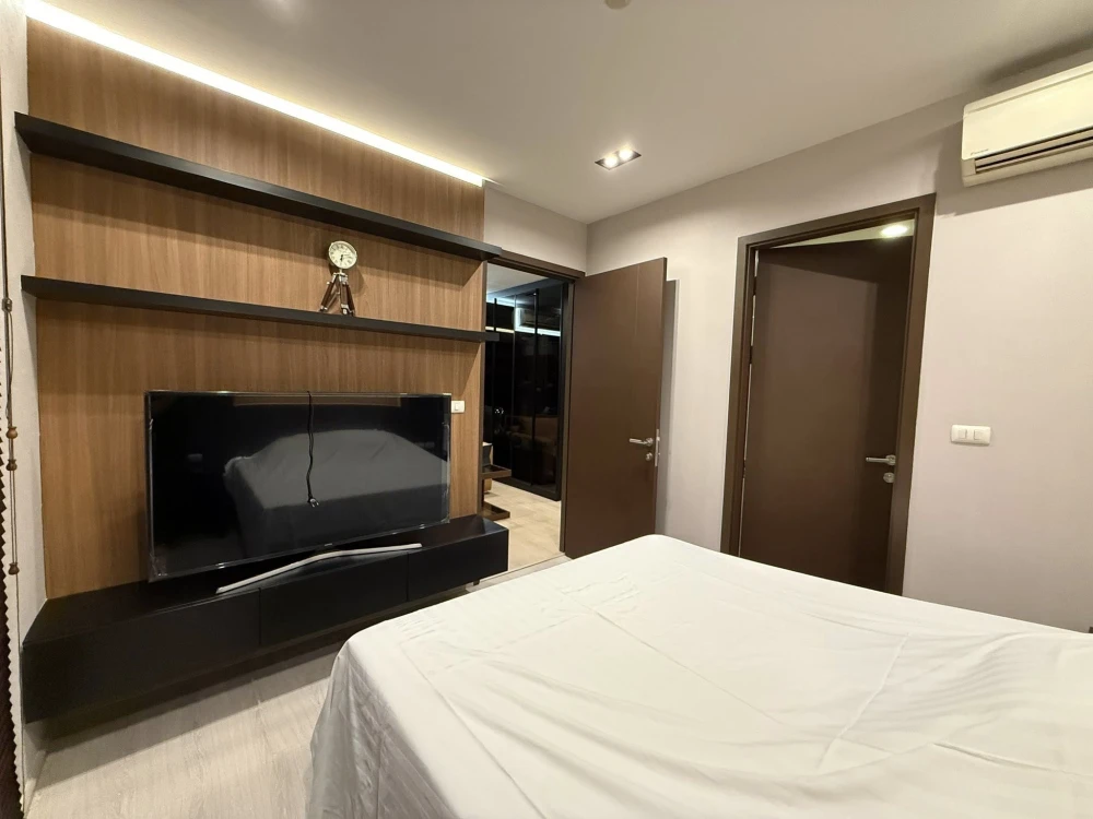 For rent: Rhythm Asoke, corner unit, spacious, unobstructed view, private, with walk-in closet and built-in furniture throughout. Book now!
