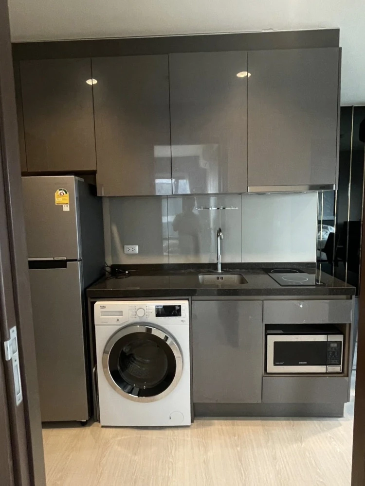For rent: Rhythm Asoke, corner unit offering privacy and spacious living area. Fully furnished with complete amenities. Move-in ready!