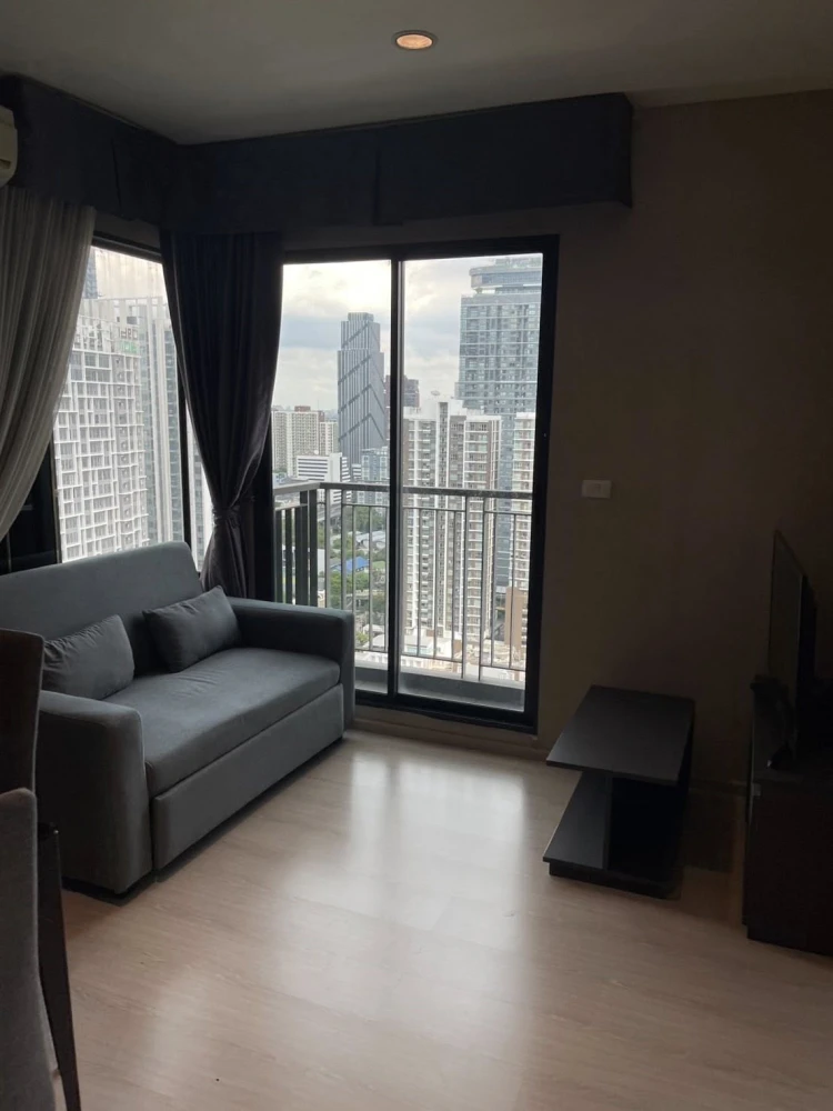 For rent: Rhythm Asoke, corner unit offering privacy and spacious living area. Fully furnished with complete amenities. Move-in ready!