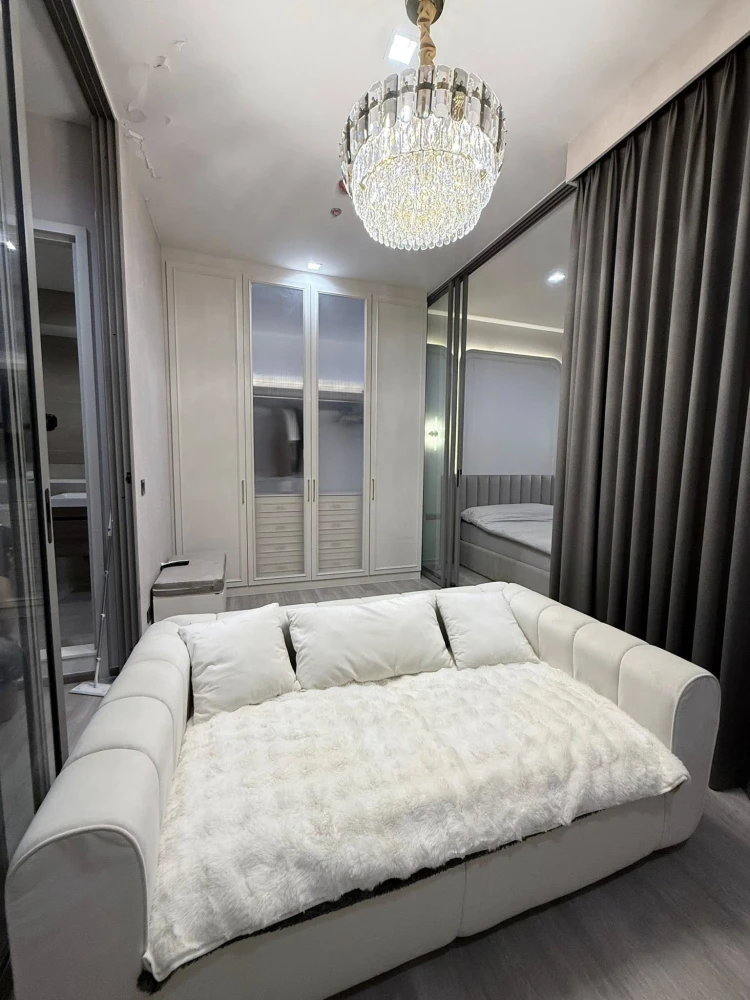 For rent: Rhythm Charoenkrung Pavillion, high floor unit, fully furnished, spacious and comfortable. Book now!