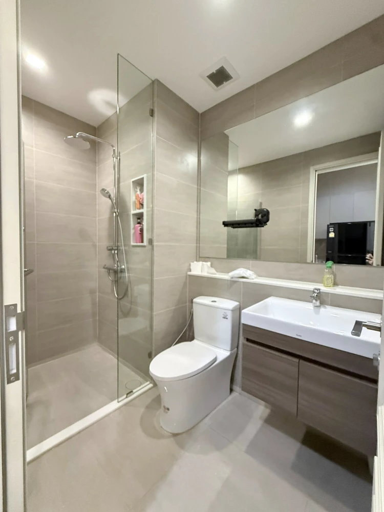 For rent: Rhythm Charoenkrung Pavillion, high floor unit, fully furnished, spacious and comfortable. Book now!