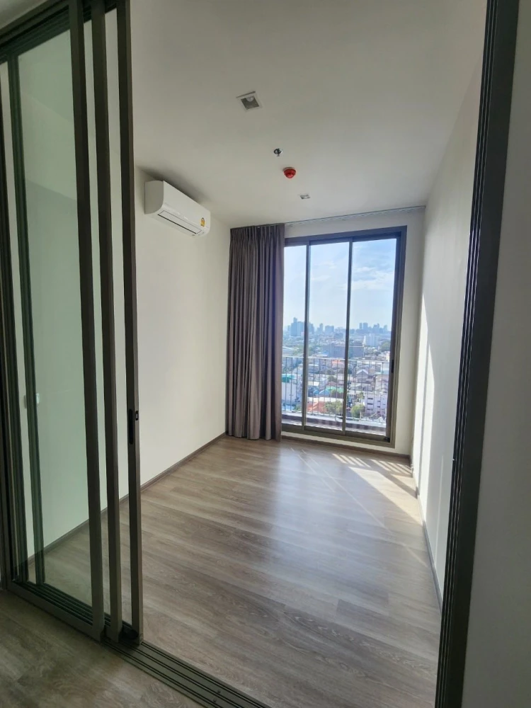For rent: Rhythm Charoenkrung Pavillion, large room, lots of space, 16th floor, view with no tall buildings blocking it, book first, get it first.