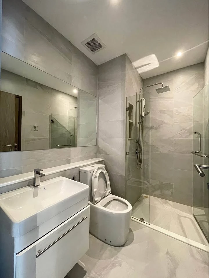 For rent: Rhythm Ekkamai Estate, 1 bedroom, 1 bathroom, spacious living area, unobstructed view, fully furnished. Book now!