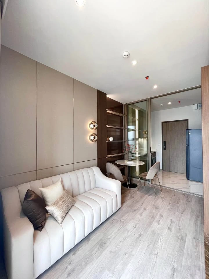 For rent: Rhythm Ekkamai Estate, 1 bedroom, 1 bathroom, spacious living area, unobstructed view, fully furnished. Book now!