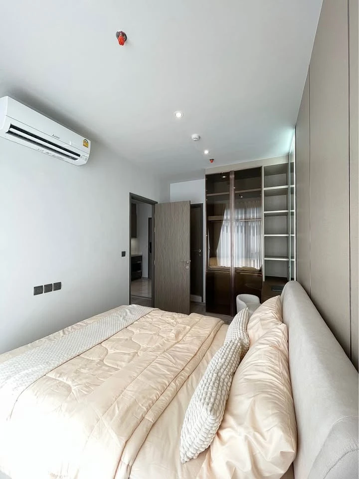 For rent: Rhythm Ekkamai Estate, 1 bedroom, 1 bathroom, spacious living area, unobstructed view, fully furnished. Book now!