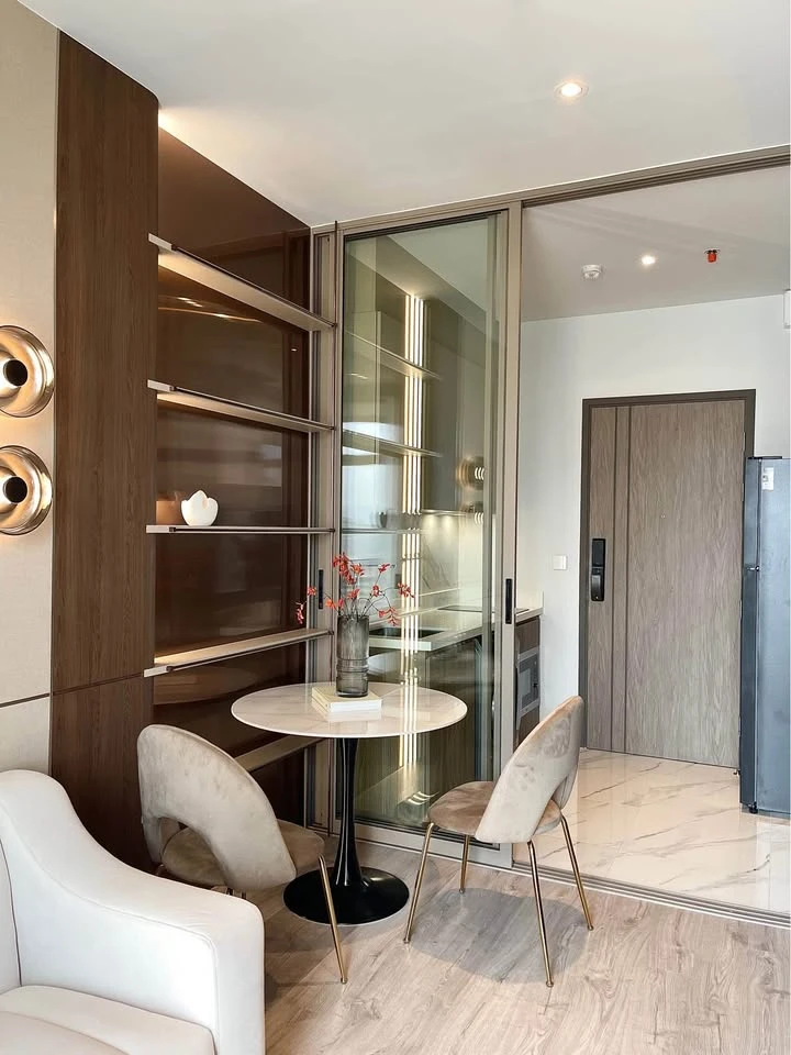 For rent: Rhythm Ekkamai Estate, 1 bedroom, 1 bathroom, spacious living area, unobstructed view, fully furnished. Book now!