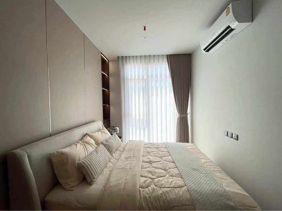 For rent: Rhythm Ekkamai Estate, 1 bedroom, 1 bathroom, spacious living area, unobstructed view, fully furnished. Book now!