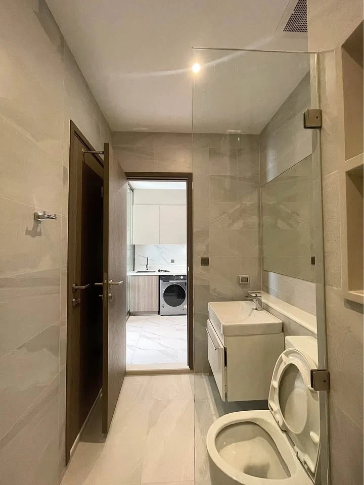 For rent: Rhythm Ekkamai Estate, 1 bedroom, 1 bathroom, spacious living area, unobstructed view, fully furnished. Book now!