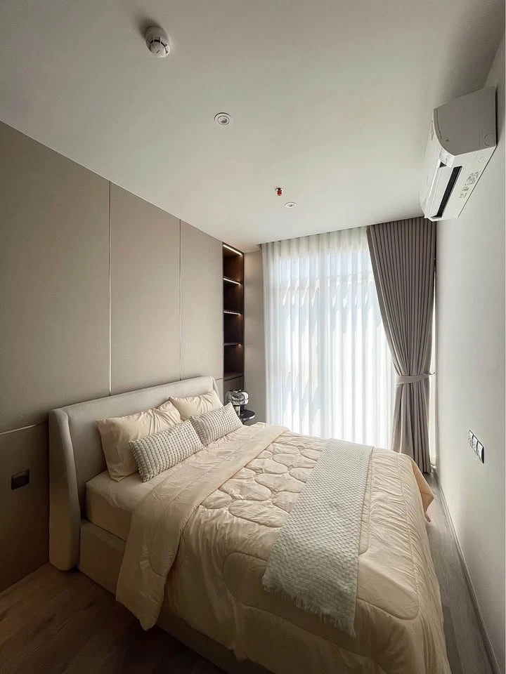 For rent: Rhythm Ekkamai Estate, 1 bedroom, 1 bathroom, spacious living area, unobstructed view, fully furnished. Book now!
